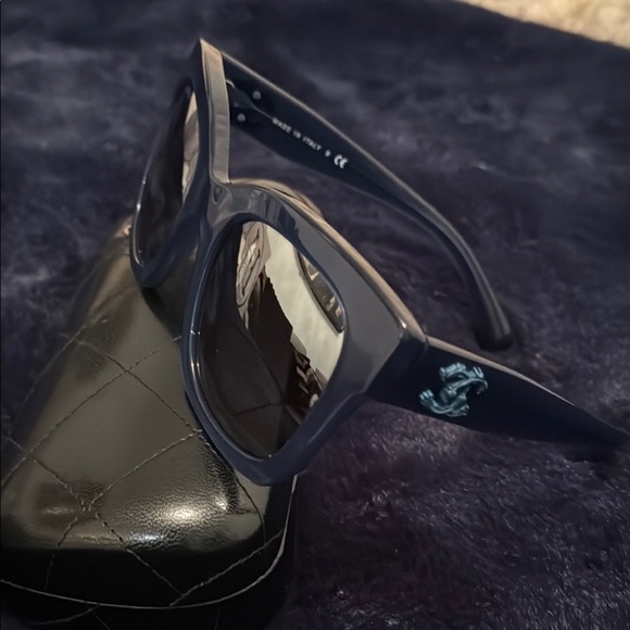 Chanel oversized navy blue square sunglasses with mirrored lenses & quilted case main image 4